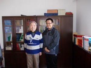 2012年10月22日張珩旭(右)與受訪人俞鴻儒院士在力學(xué)所辦公室的合影