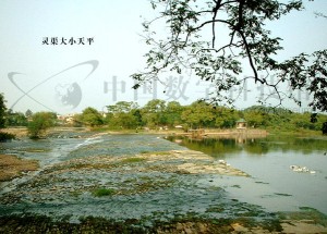 圖12 河水漫過大小天平壩頂情形