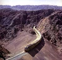 蘭新鐵路穿過(guò)火焰山